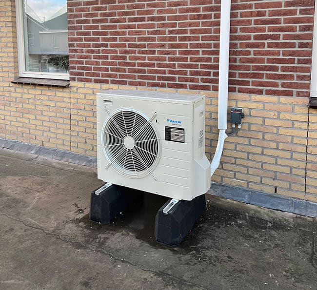 Airco buitenunit door installatiebedrijf in Gieten Airco buitenunit door installatiebedrijf in Gieten