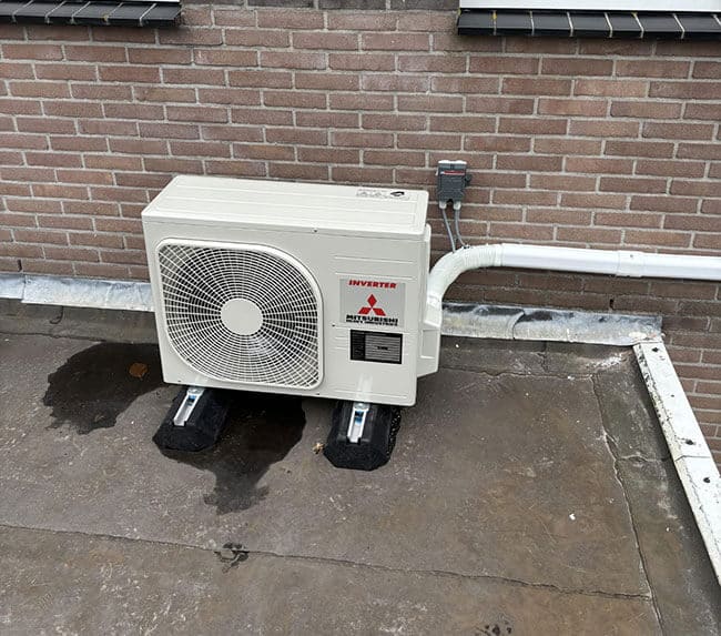 Buitenunit Mitsubishi airconditioning op dak Buitenunit Mitsubishi airconditioning op dak