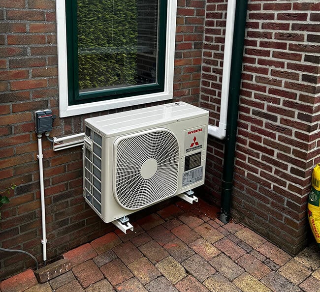 Buitenunit airco aan muur bevestigd Buitenunit airco aan muur bevestigd