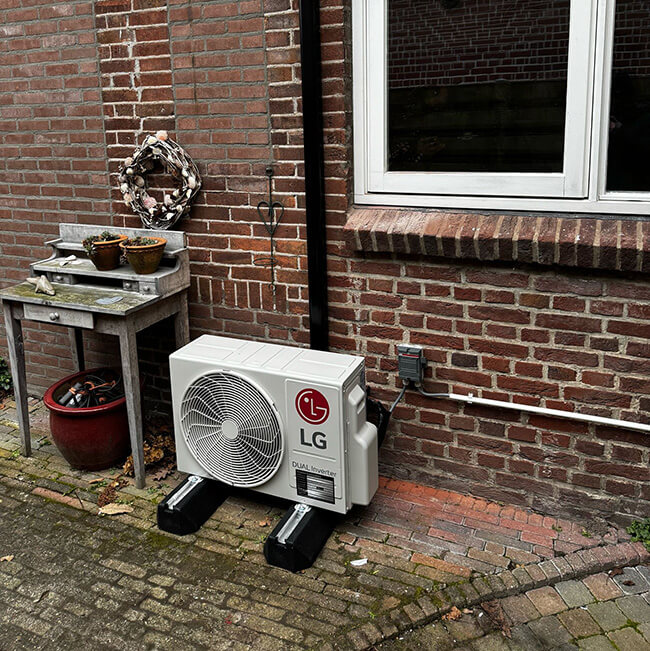 Buitenunit van airco door installatiebedrijf Drenthe Buitenunit van airco door installatiebedrijf Drenthe