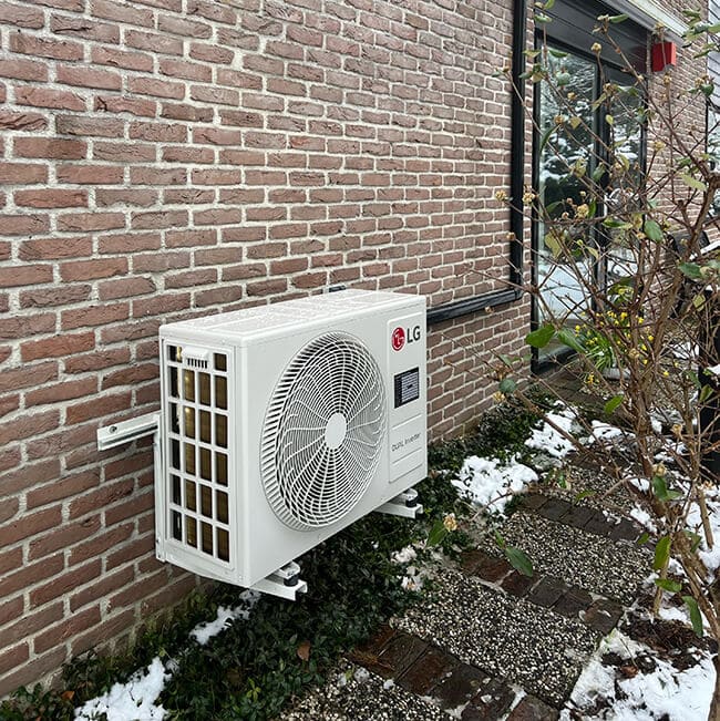 Buitenunit warmtepomp door installatiebedrijf in Assen Buitenunit warmtepomp door installatiebedrijf in Assen
