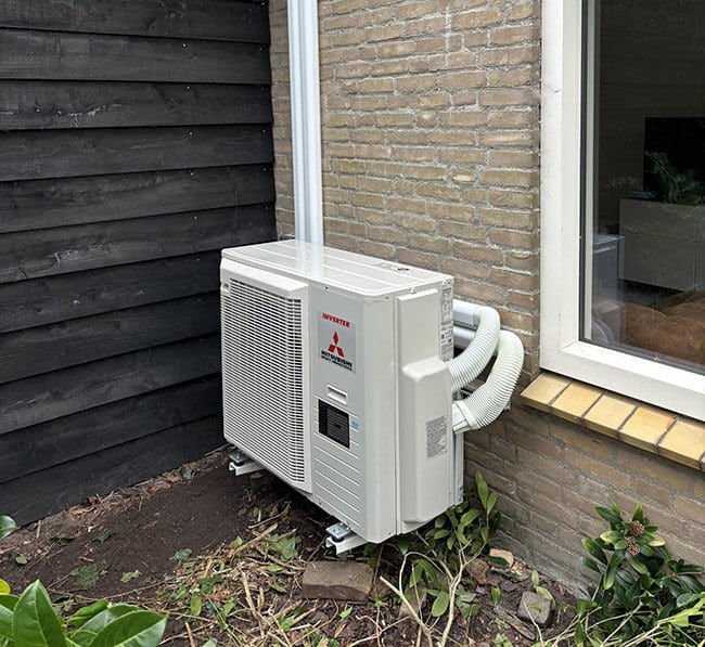 Lucht-lucht warmtepomp buitenunit aan muur Lucht-lucht warmtepomp buitenunit aan muur