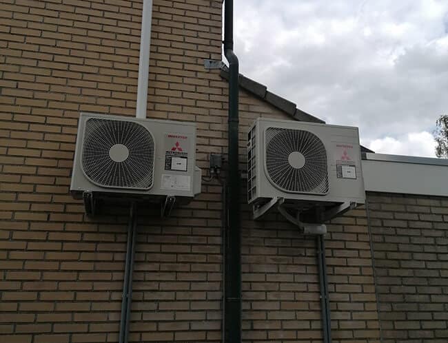 Muur met twee Mitsubishi buitenunits airco Assen Muur met twee Mitsubishi buitenunits airco Assen