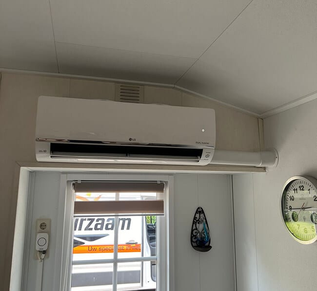 Raam met bus en witte airco Roden Raam met bus en witte airco Roden