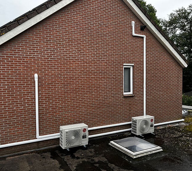 Twee LG airconditioning buitenunits op dak