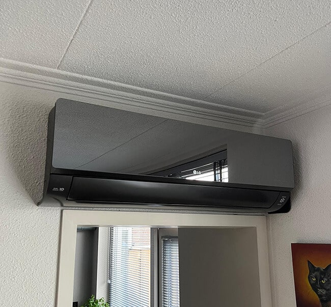 Zwarte airconditioning installatie op muur ZPN Zwarte airconditioning installatie op muur ZPN