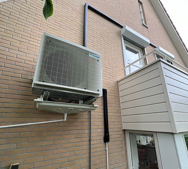 Airconditioning buitenunit aan muur Airconditioning buitenunit aan muur