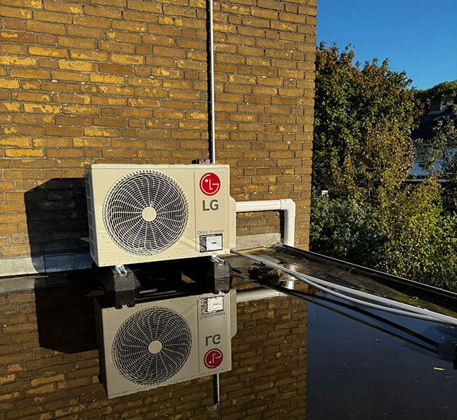 Buitenunit aan muur om duurzaam te verwarmen en verkoelen Buitenunit aan muur om duurzaam te verwarmen en verkoelen