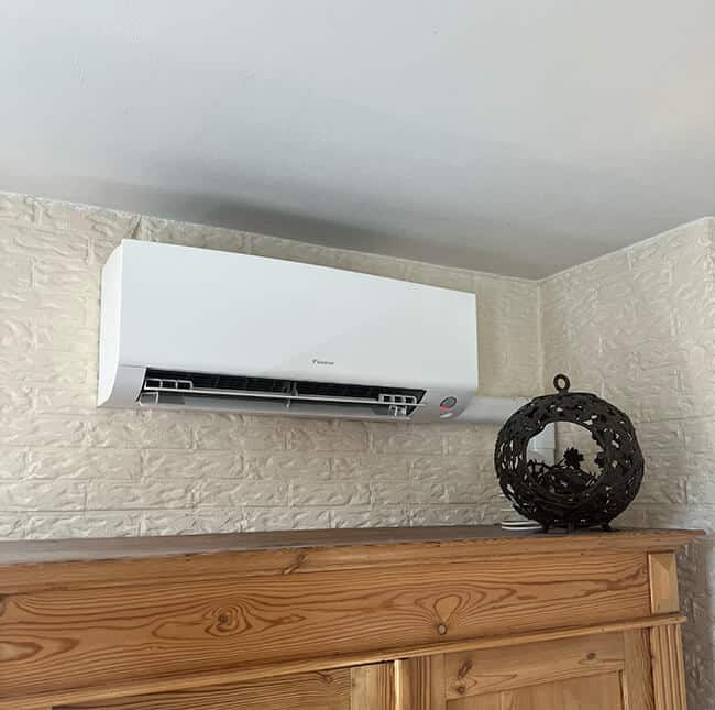 Witte airco installatie aan muur Witte airco installatie aan muur