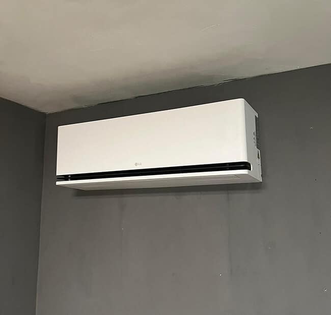 Witte duurzame airco installatie aan muur Witte duurzame airco installatie aan muur