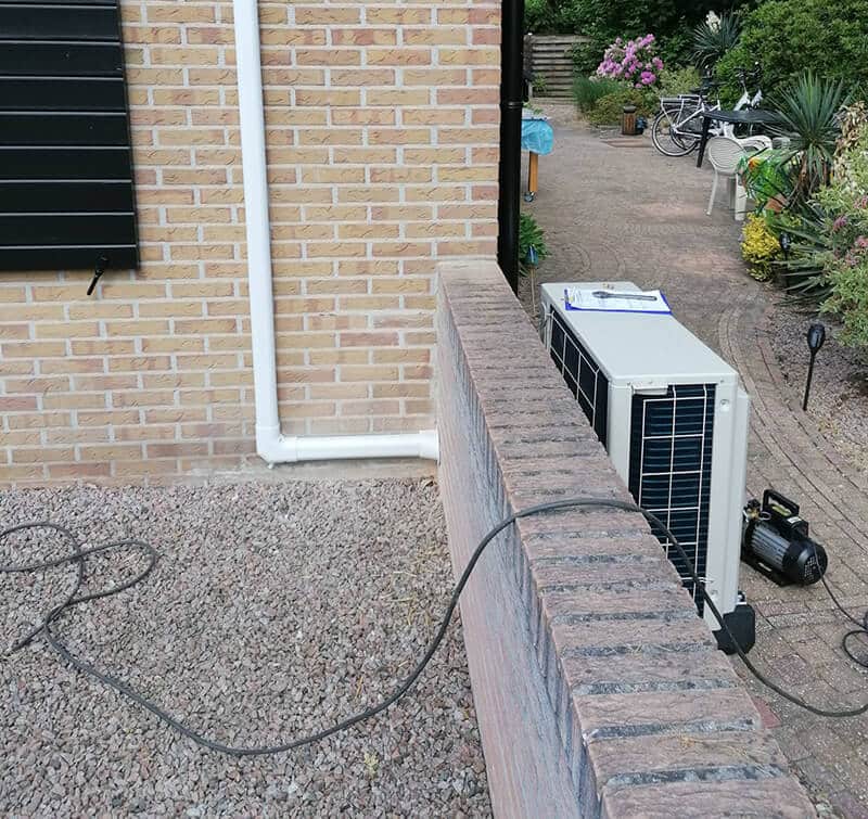 Installatie van warmtepomp in tuin Installatie van warmtepomp in tuin