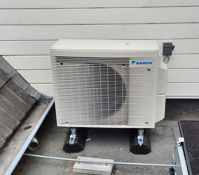 Warmtepomp installatie buitenunit Warmtepomp installatie buitenunit
