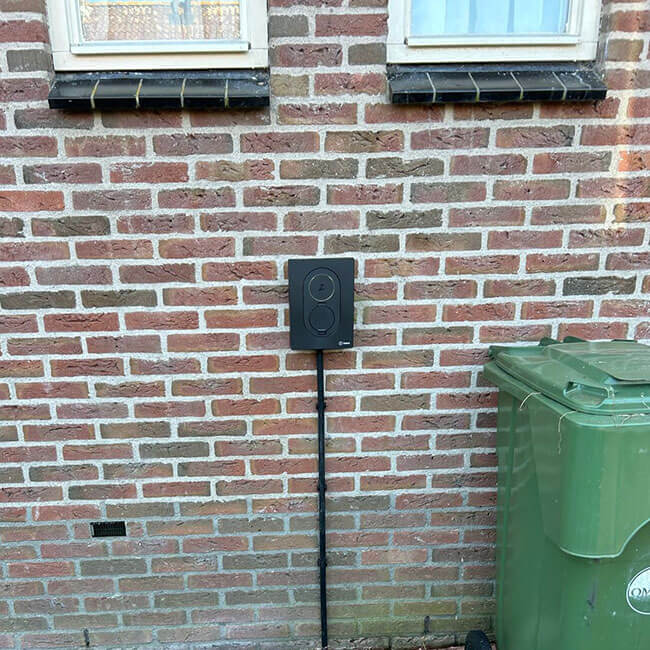 Slimme laadpaal met muurbevestiging Slimme laadpaal met muurbevestiging