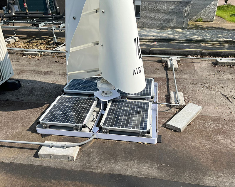 Windturbine met zonnepanelen in grondplaat Windturbine met zonnepanelen in grondplaat