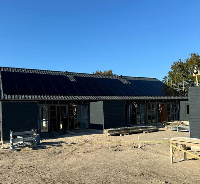 Zonne-energie installatie op schuin dak Zonne-energie installatie op schuin dak