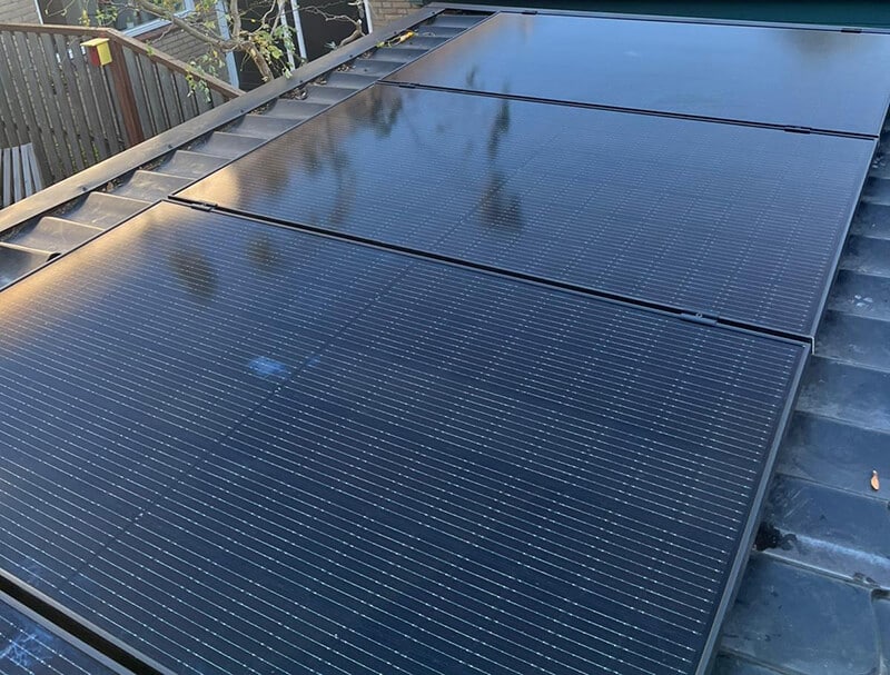 Full black zonnepanelen in Overijssel op golfplaten dak Full black zonnepanelen in Overijssel op golfplaten dak
