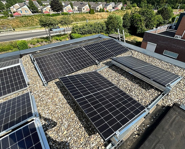 Plat dak met rendabele zonnepanelen Overijssel Plat dak met rendabele zonnepanelen Overijssel