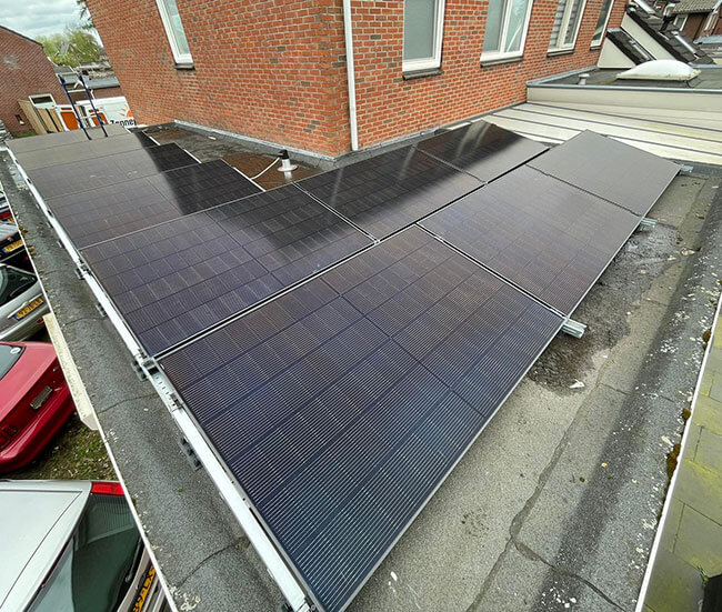 Plat dak met zonnepanelen systeem Plat dak met zonnepanelen systeem