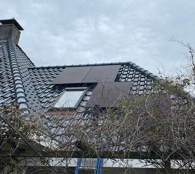 Zonnepanelen in de schaduw op hellend dak Zonnepanelen in de schaduw op hellend dak