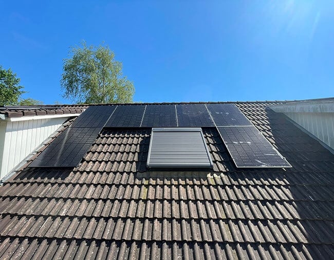 Zonnepanelen op schuin dak met dakraam Zonnepanelen op schuin dak met dakraam