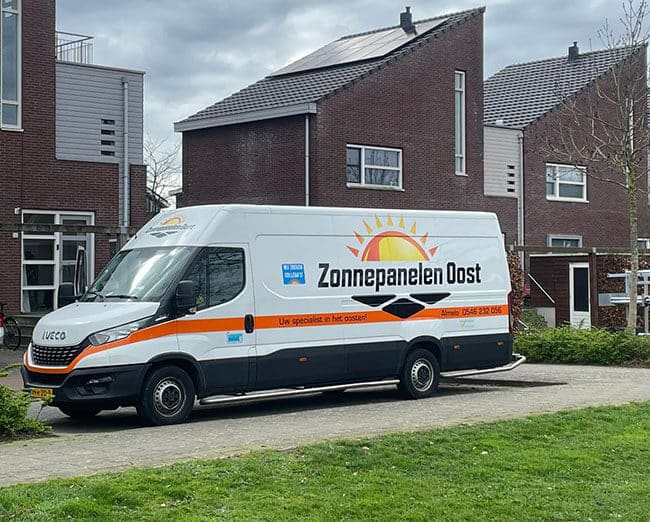 Schuin dak met zonnepanelen en werkbus Schuin dak met zonnepanelen en werkbus