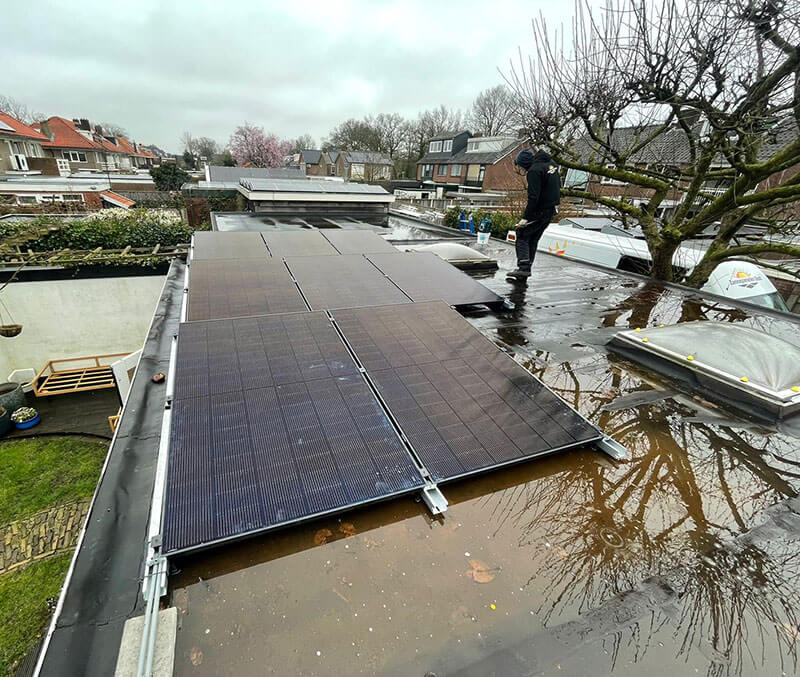Zonne-energie installatie op plat dak met installateur Zonne-energie installatie op plat dak met installateur