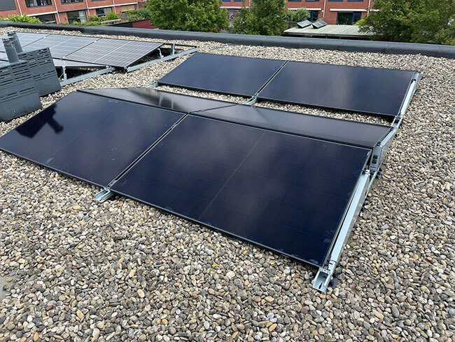 Zonne-energie systeem op plat dak door de regionale specialist Zonne-energie systeem op plat dak door de regionale specialist