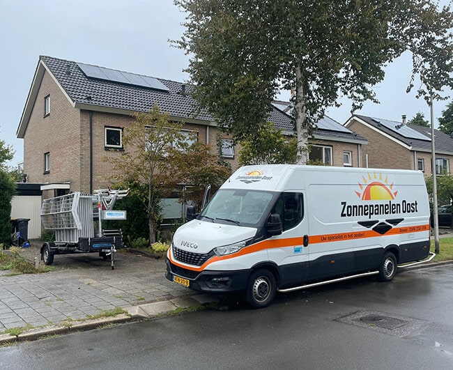 Zonnepanelen in Steenwijk op daken rijtjeswoningen met werkbus Zonnepanelen in Steenwijk op daken rijtjeswoningen met werkbus