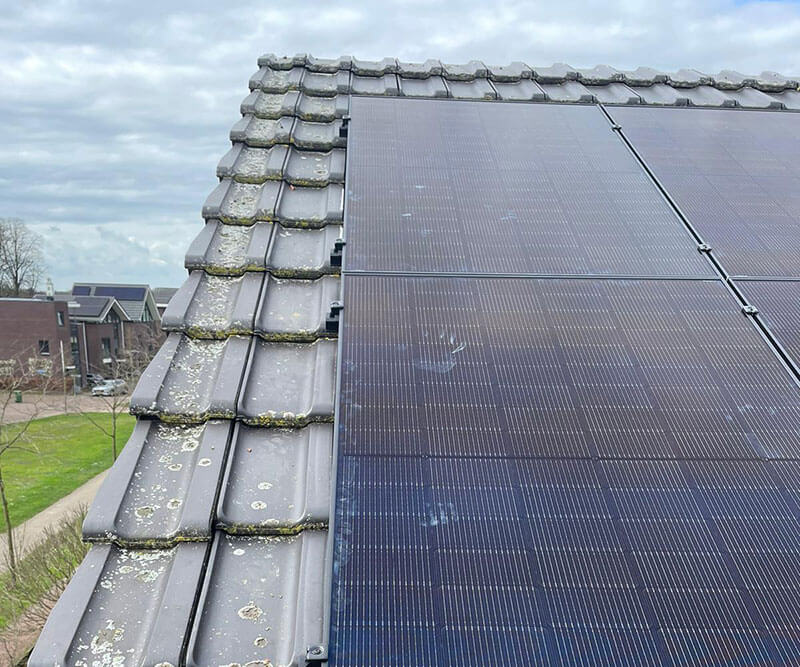 Zonnepanelen op schuin dak in Deventer Zonnepanelen op schuin dak in Deventer