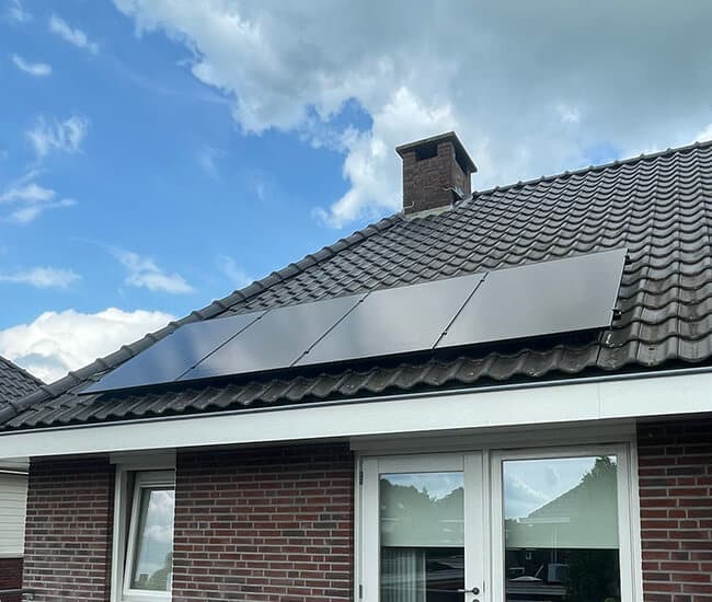 Zonnestroom systeem met 25 jaar garantie op moderne woning Zonnestroom systeem met 25 jaar garantie op moderne woning