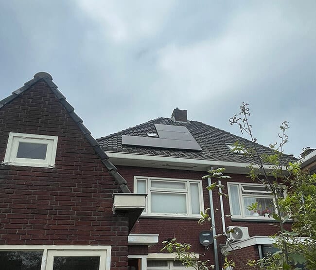 Zwarte zonnepanelen op twee onder een kap woning Zwarte zonnepanelen op twee onder een kap woning
