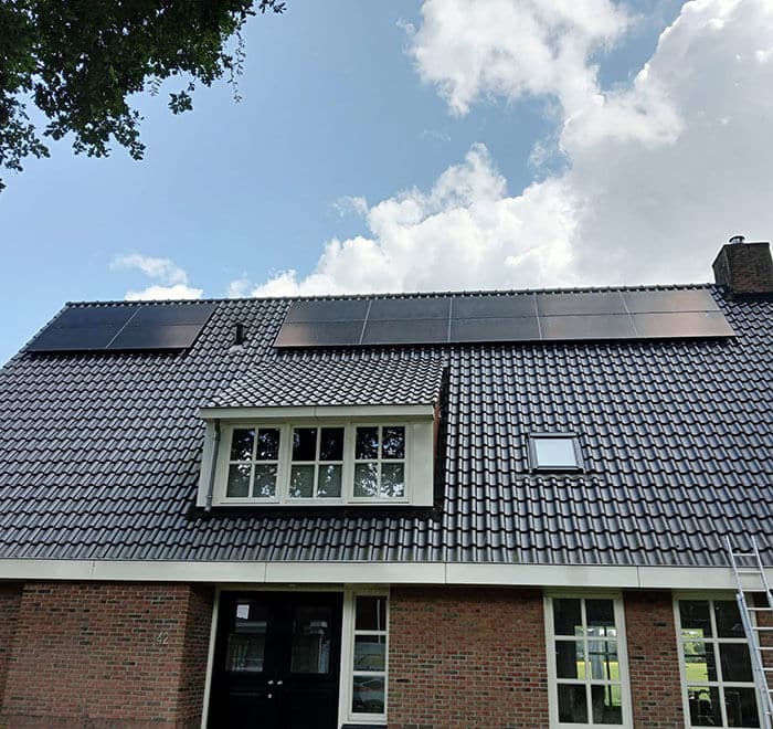 Duurzaam zonne-energie systeem op schuin dak Duurzaam zonne-energie systeem op schuin dak