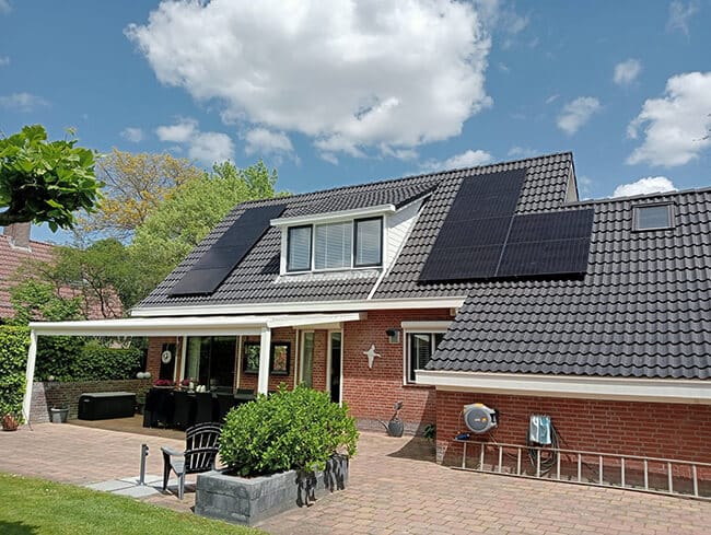 Duurzame energie met PV panelen op vrijstaande villa Duurzame energie met PV panelen op vrijstaande villa