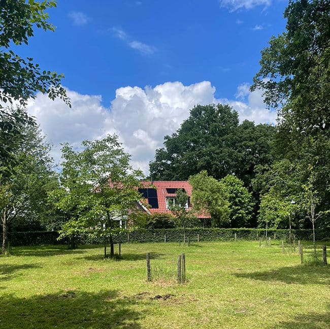 Groen met boerderij en zonnepanelen systeem Groen met boerderij en zonnepanelen systeem