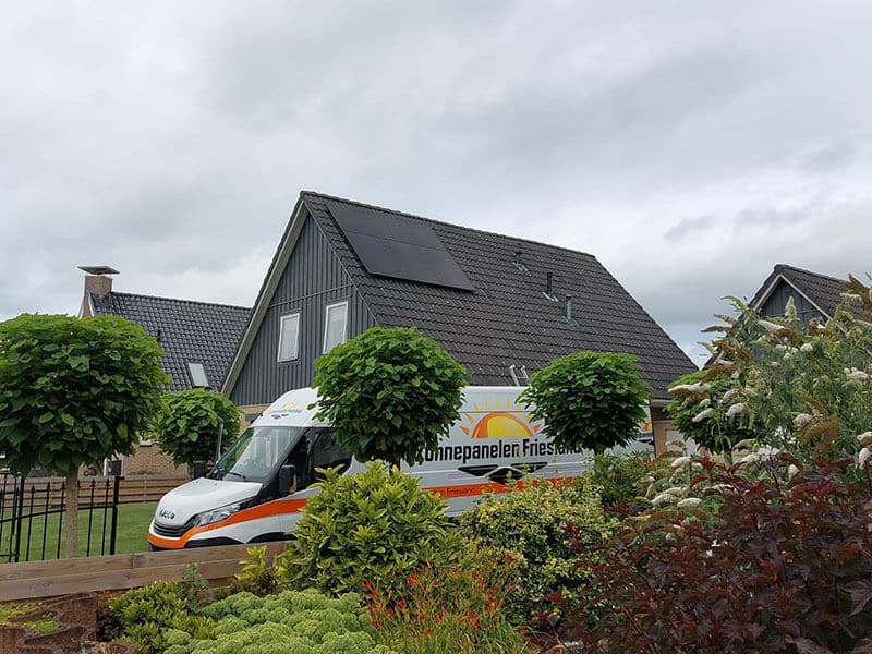 Installatie op schuin dak zonnepanelen Heerenveen Installatie op schuin dak zonnepanelen Heerenveen