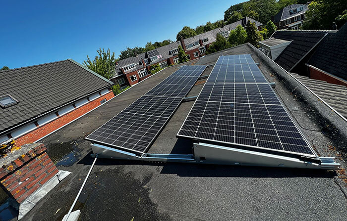 Installatie zonnepanelen in Hengelo plat dak Installatie zonnepanelen in Hengelo plat dak
