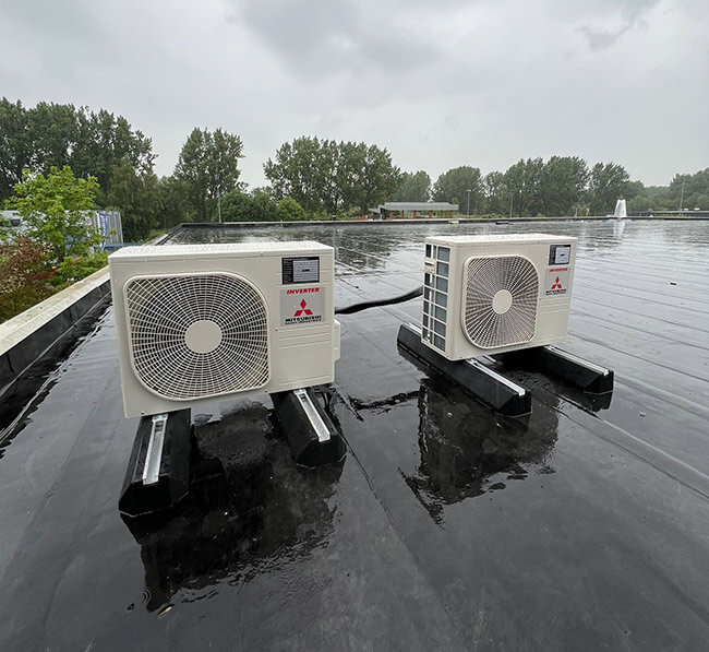 Mitsubishi airco buitenunit op dak Mitsubishi airco buitenunit op dak