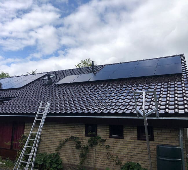 Schuin dak met zonnepanelen in Enschede Schuin dak met zonnepanelen in Enschede