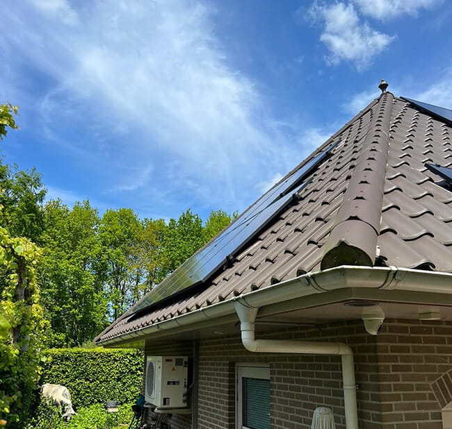Schuin dak van vrijstaande woning met zonnepanelen Wolvega Schuin dak van vrijstaande woning met zonnepanelen Wolvega