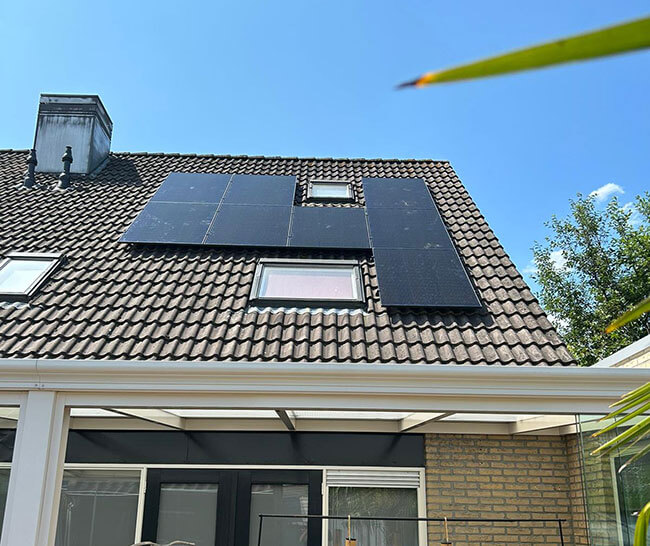 Veranda met dak vol zonnepanelen in Harlingen Veranda met dak vol zonnepanelen in Harlingen