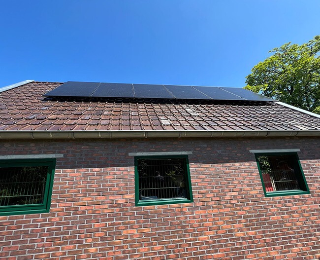 Zonnepanelen Buitenpost op schuin dak na gratis adviesrapport Zonnepanelen Buitenpost op schuin dak na gratis adviesrapport