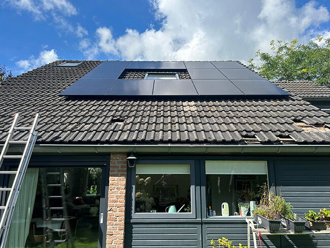 Zonnepanelen in Bolsward op schuin dak met korte terugverdientijd Zonnepanelen in Bolsward op schuin dak met korte terugverdientijd
