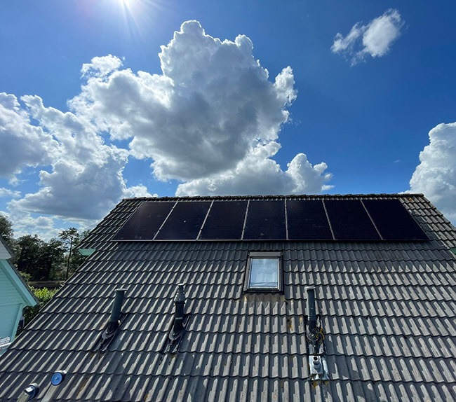 Zonnepanelen in Workum op schuurdak met wolkenlucht Zonnepanelen in Workum op schuurdak met wolkenlucht