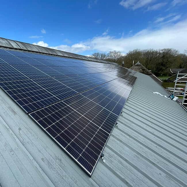 Zonnepanelen op dak van grote schuur in Joure Zonnepanelen op dak van grote schuur in Joure