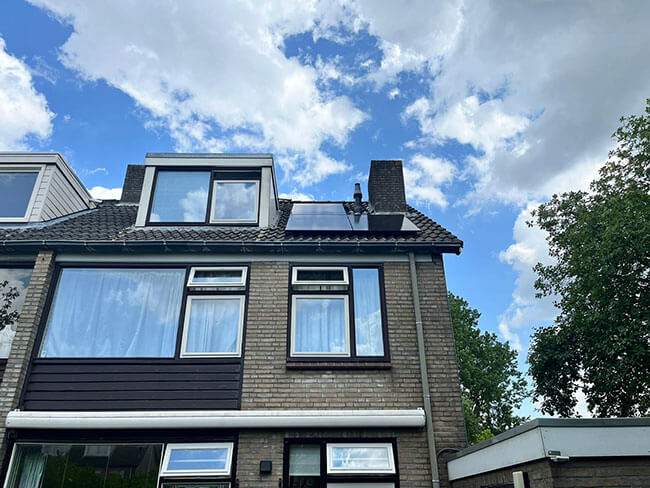 Zonnepanelen op schuin dak in Harlingen Zonnepanelen op schuin dak in Harlingen