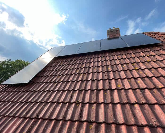 Zonnepanelen op schuin dak met zonnige lucht Zonnepanelen op schuin dak met zonnige lucht
