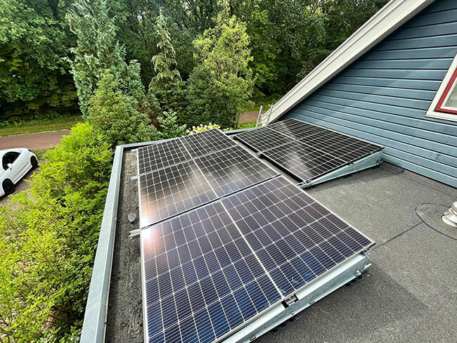 Zonnepanelen systeem op plat dak Zonnepanelen systeem op plat dak