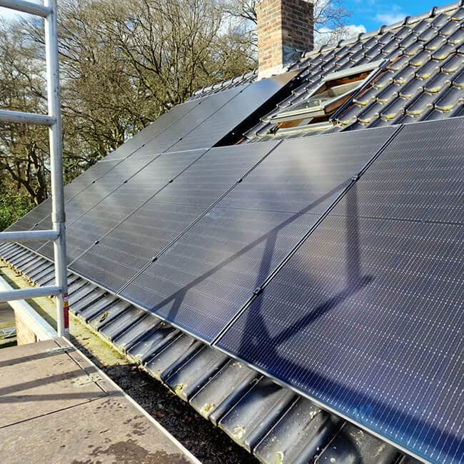 Zonnepanelen van beste merk op schuin dak Zonnepanelen van beste merk op schuin dak