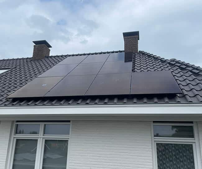 Zonnestroom systeem op dak met schoorsteen Zonnestroom systeem op dak met schoorsteen