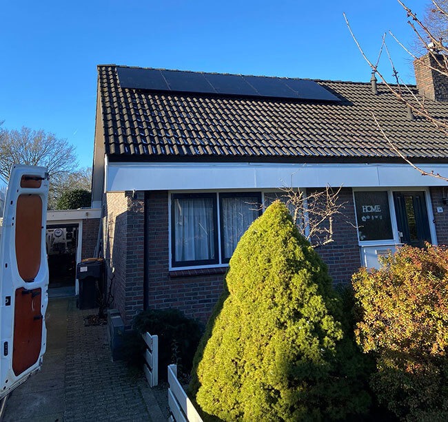 Zonnestroom systeem op rijtjeswoning met lage kosten Zonnestroom systeem op rijtjeswoning met lage kosten
